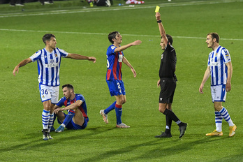 Zubimendi ve la tarjeta por una de las veinte faltas que hizo la Real ante la mirada de Bautista, que jugó unos buenos minutos. (Gorka RUBIO/FOKU)