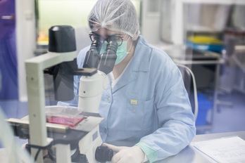 Una trabajadora de la planta de Biofabri que produce para Novavax. (Zendal)