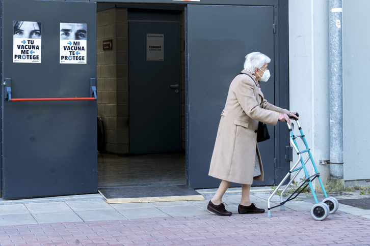 Una mujer mayor sale del centro de vacunación de Illunbe. (Gorka RUBIO I FOKU)