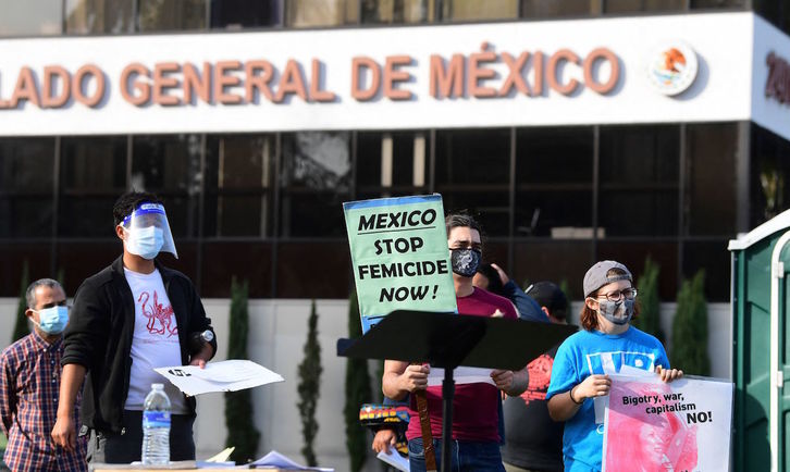 Protesta contra los feminicidios en México, ante el consulado mexicano en Los Angeles. (Frederic J.BROWN)