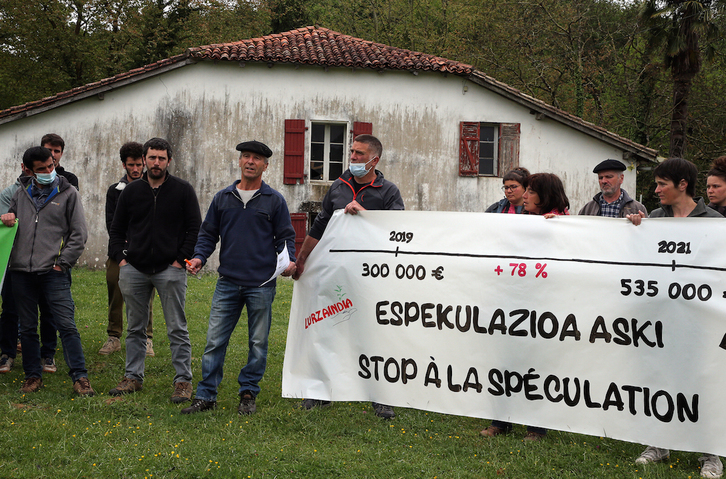 Lurzaindia eta ELBko kideak Bastidako Mouraca etxealdearen aitzinean. Bob EDME