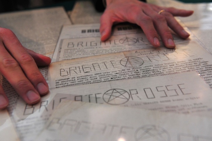 Documentos de las Brigadas Rojas en los que anunciaban la ejecución del ex primer ministro italiano Aldo Moro en 1978. (Giuseppe CACACE | AFP)