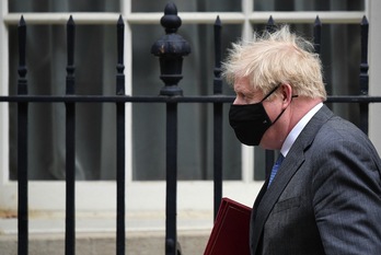Boris Johnson abandona su apartamento en el número 10 de Downing Street, en Londres. (Justin TALLIS/AFP)
