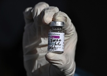 AstraZeneca txertoaren dosi bat. (Luis ACOSTA / AFP) 