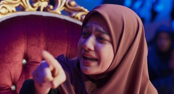 Maryam (Sadaf Asgari) acude a la televisión para lograr el perdón. (NAIZ)