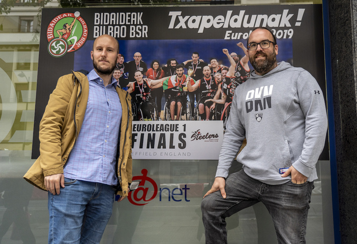 El técnico Adrián Yáñez y el capitán Asier García, ante el cartel que reconoce a Bidaideak Bilbao BSR ganador de la Euroleague de 2019. (Marisol RAMÍREZ / FOKU)