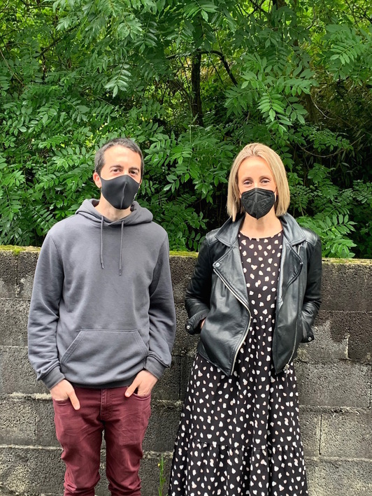 Beñat Gaztelumendi eta Miren Berasategi, Bertsozale elkartea eta Lotura Films-en ordezkariak. (NAIZ)