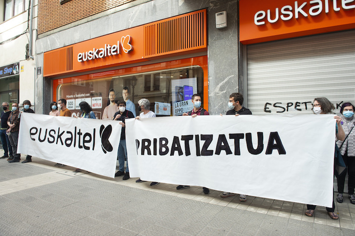 Protesta en Bilbo contra la privatización de Euskaltel. (Monika DEL VALLE/FOKU)