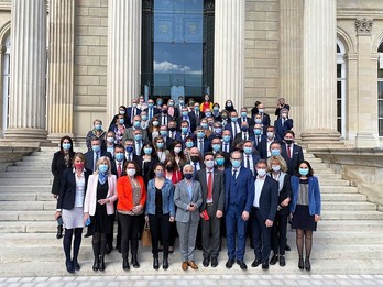 Frantses Asanblean hizkuntza gutxituen babeserako legearen alde bozkatu zuten diputatuetako batzuk. (NAIZ)