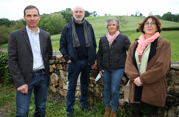 Lucien Betbeder, Sauveur Bacho, Michèle Doyhenart et Isabelle Gary à l'assaut du fief de Jean-Jacques Lasserre. © Bob Edme