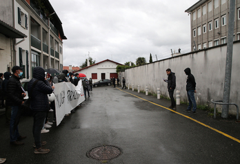 Migranteak atxikitzeko zentroaren aurrean elkartu dira hamarnaka lagun tunisiar migrante baten egoera salatzeko. (Bob EDME)
