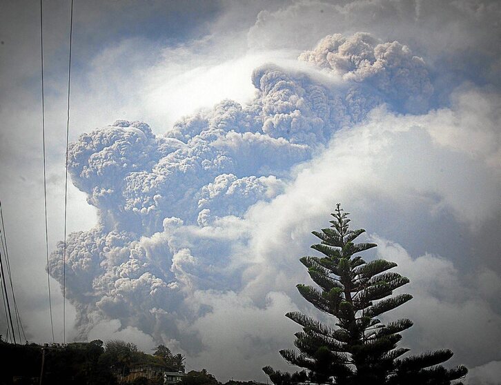 Erupción del volcán Soufrière, en la isla caribeña de San Vicente. (Kingsley ROBERTS/AFP)