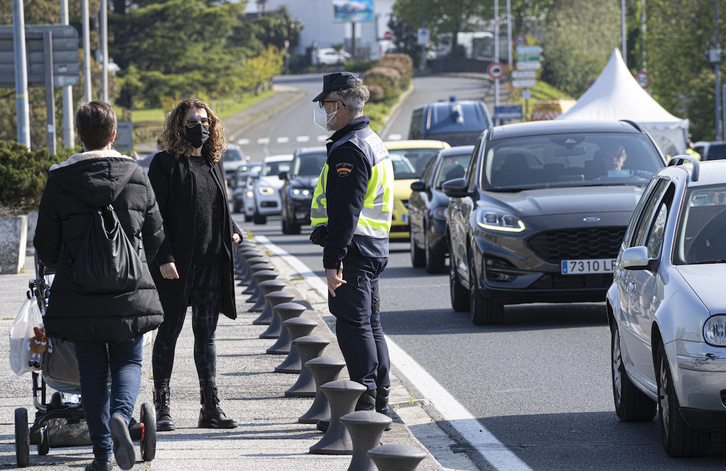 Los controles permanentes de la Policía gala y aleatorios de la española se mantienen en la muga de Irun-Hendaia. (Jagoba MANTEROLA/FOKU)