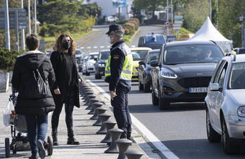 Los controles permanentes de la Policía gala y aleatorios de la española se mantienen en la muga de Irun-Hendaia. (Jagoba MANEROLA/FOKU)