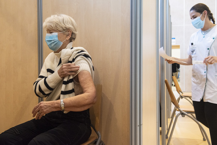 Vacunación de una mujer en Baiona. (Guillaume FAVEAU)