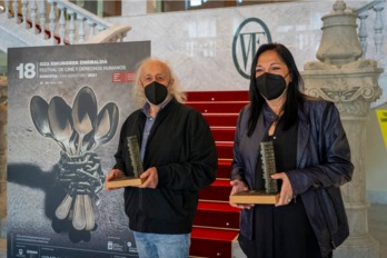 Montxo Armendariz y Puy Oria, de Oria Films, posan en el Victoria Eugenia con una réplica del monolito Oroimena del artista Aitor Medizabal. (Gorka RUBIO | FOKU)