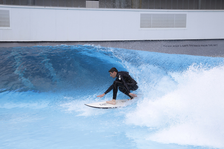 Demostración de la ola artificial que genera uno de los parques de Wavegarden. (Maialen ANDRES/FOKU)
