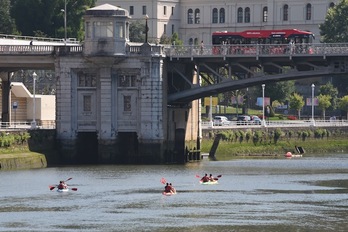 Piraguas a la altura del puente de Deustu.