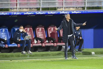 Imanol, acompañado del entrenador de porteros Luis Llopis y su ayudante Mikel Labaka en Ipurua. (Gorka RUBIO/FOKU)