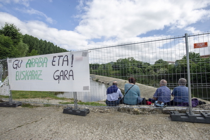 Cartel en favor de la integración y del euskara en Argantzon. (Jaizki FONTANEDA/FOKU)