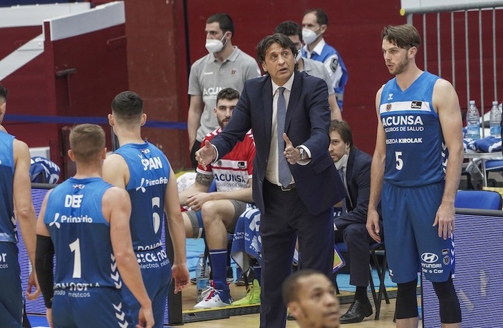 «Hay que seguir trabajando y creer en lo que hacemos«, dice Marcelo Nicola. Es lo único que le queda a Gipuzkoa Basket. (Andoni CANELLADA / FOKU)