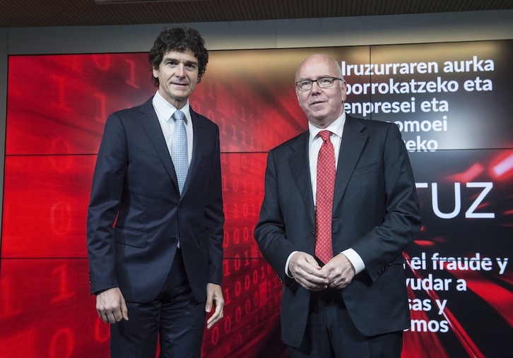 El diputado general de Bizkaia, Unai Rementeria, y el titular de Hacienda y Finanzas, José María Iruarrizaga. (Marisol RAMIREZ/FOKU)