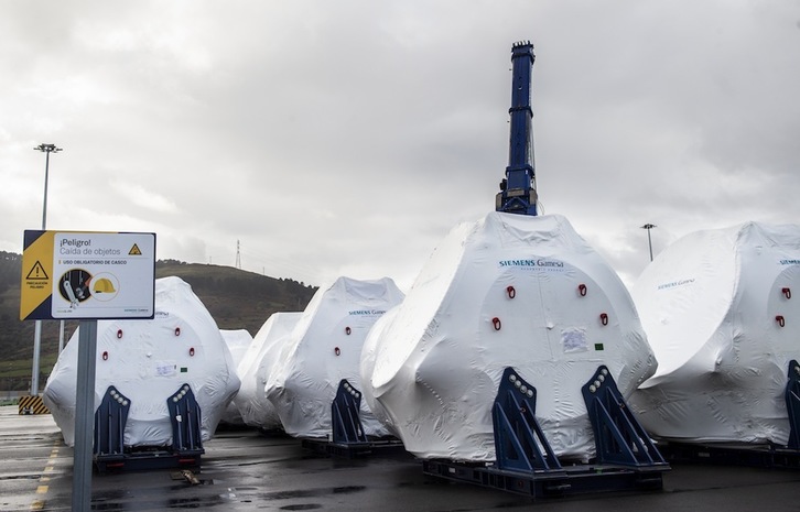 Componentes de aerogeneradores fabricados por Siemens Gamesa en el Puerto de Bilbo. (Marisol RAMIREZ | FOKU)