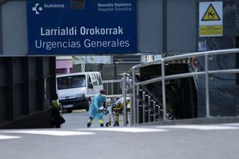 Profesionales sanitarios trasladan a una persona enferma de covid-19 en camilla.     (Gorka RUBIO I FOKU)