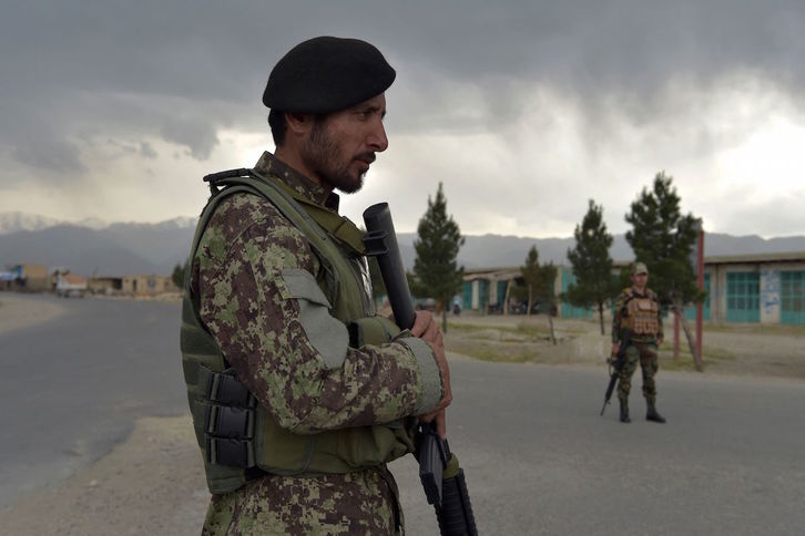Soldados afganos frente a una base militar estadounidense en Bagram, Afganistán. (Kamil KOHSAR/AFP)