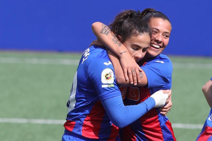 Jimena celebra el 1-0 con Llompart. (SD Eibar)