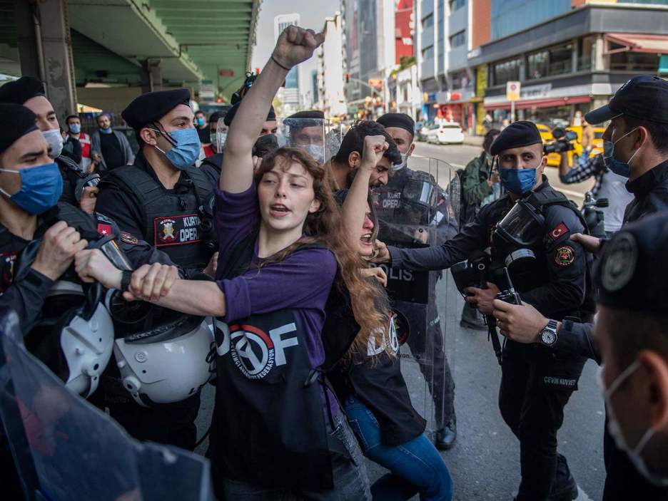 Polizia bortitz Turkian, M1eko manifestazioan. (Bulent KILIC/AFP)