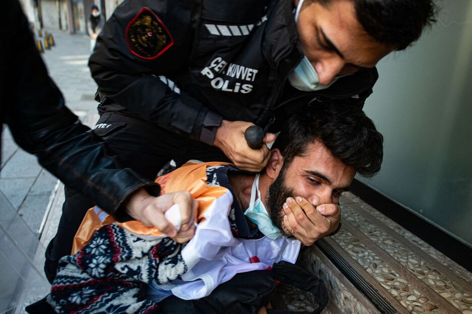 Turkiako Polizia gazte bat bortizki atxilotzen. (Bulent KILIC/AFP)