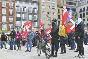 Glovo enpresaren langile bat, LAB sindikatuak deitutako manifestazioan. (Idoia ZABALETA/FOKU)