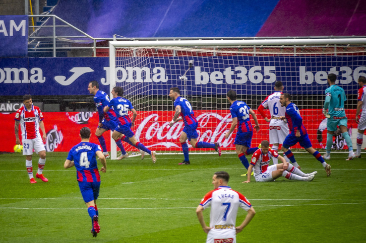 Kike García celebra uno de los goles anotados ante el Alavés. (Jaizki FONTANEDA / FOKU)