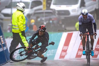 Michael Woods ha aprovechado la caída de Geraint Thomas para imponerse en el alto de Thyon. (Fabrice COFFRINI/AFP) 