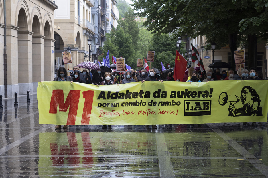 LABen manifestazioa Donostiako Gipuzkoa plazatik igarotzen. (Maialen ANDRES/FOKU)