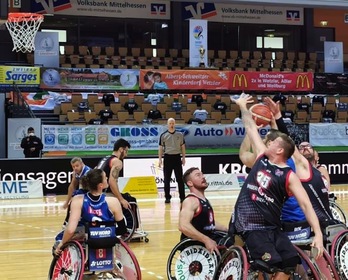 Jasso y Asier García buscan el tapón ante un jugador del Thuringia. (BIDAIDEAK)