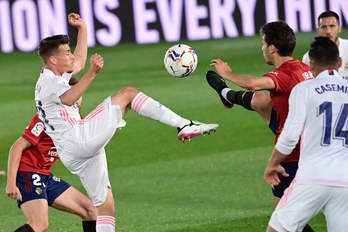 Lucas Torró pelea por la pelota con Antonio Blanco. (Javier SORIANO / AFP)
