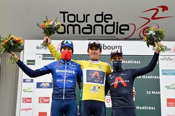 Geraint Thomas ha estado acompañado en el podio final por Richie Porte y Fausto Masnada. (Fabrice COFFRINI/AFP) 