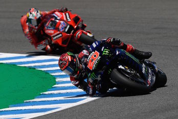 Momento en el que Miller se va acercando a Quartararo (Pierre Philippe MARCOU / AFP PHOTO)