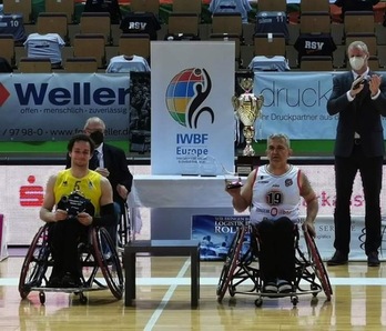 El histórico José Manuel Centeno posa con el trofeo al cuarto clasificado de la Champions Cup. (BIDAIDEAK)
