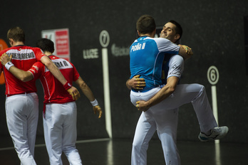 Peña eta Albisu, partidaren amaieran garaipena ospatzen (Monika DEL VALLE / FOKU)