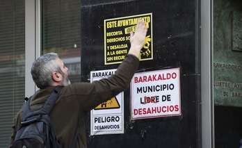 Foto de archivo de una protesta contra los desahucios en Barakaldo. (Luis JAUREGIALTZO/FOKU)