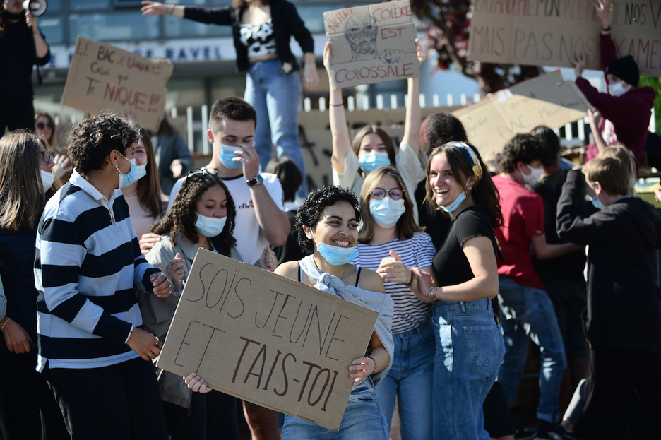 Les jeunes manifestants réclament le contrôle continu pour toutes les épreuves du Bac, y compris la philo, le français et le grand oral. © Patxi Beltzaiz
