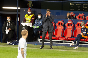 Javi Gracia, durante el partido que el Valencia jugó hace apenas dos semanas en El Sadar. (Iñigo URIZ/FOKU)