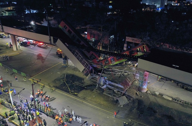 El tren ha caído tras desplomarse el puente en Ciudad de México. (Pedro PARDO / AFP)