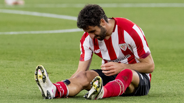 Raúl García tuvo que ser sustituido al inicio del partido en el Sánchez Pizjuán. (@AthleticClub)
