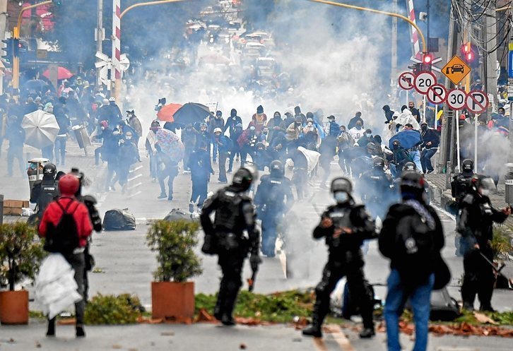 Bogotan izaten ari diren mobilizazioen kontrako errepresioa. (Juan BARRETO/AFP)