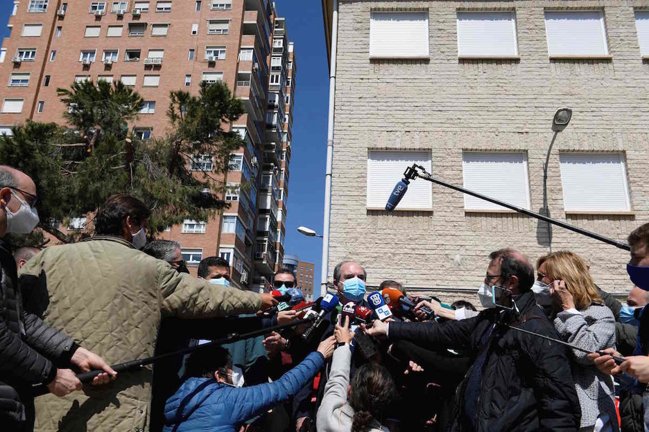 Angel Gabilondo PSOEren hautagaia kazetariekin hitz egiten Madrilen bozkatu ondoren. (Oscar DEL POZO/AFP)