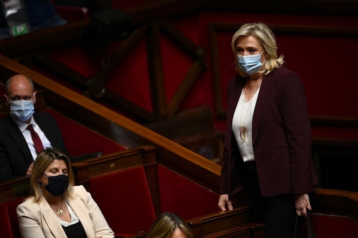 La presidenta del RN, Marine Le Pen, en la sesión que la Cámara Baja francesa ha celebrado este martes. (Christophe ARCHAMBAULT | AFP)
